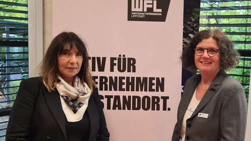 PEAG Transfer-Beraterin Delia Dehmel (links) und Josie Olk von der Wirtschaftsförderung Lippstadt GmbH
