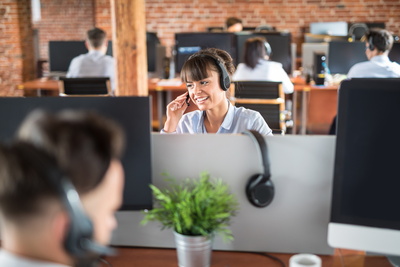 PEAG Transfer überlässt Fachkräfte: Das Bild zeigt Mitarbeitende in einem Call Center.