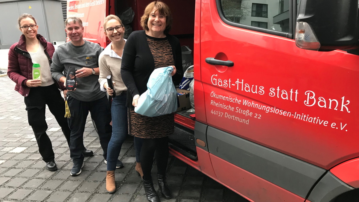 PEAG-Geschäftsführerin Angelika Preiß (rechts) übergibt Kleider-Spende an Ehrenamtliche des Dortmunder Gast-Hauses