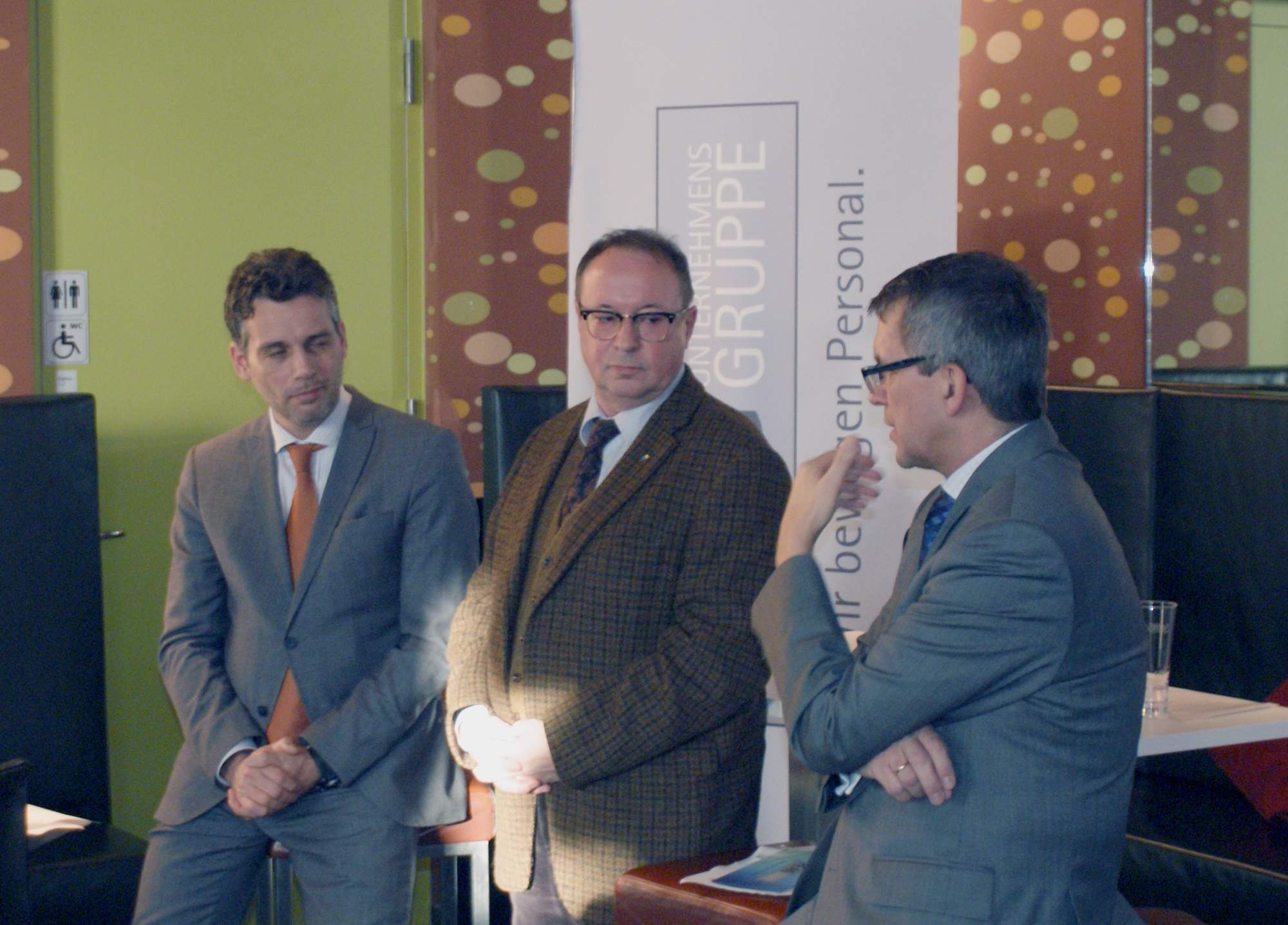 von links: Luidger Wolterhoff, Vorsitzender der Geschäftsführung der Agentur für Arbeit Bochum, Ernst-Ulrich Alda, Sprecher der NRW-FDP-Landtagsfraktion für Arbeit, Gesundheit und Soziales, und PEAG-Geschäftsführer Gerd Galonska