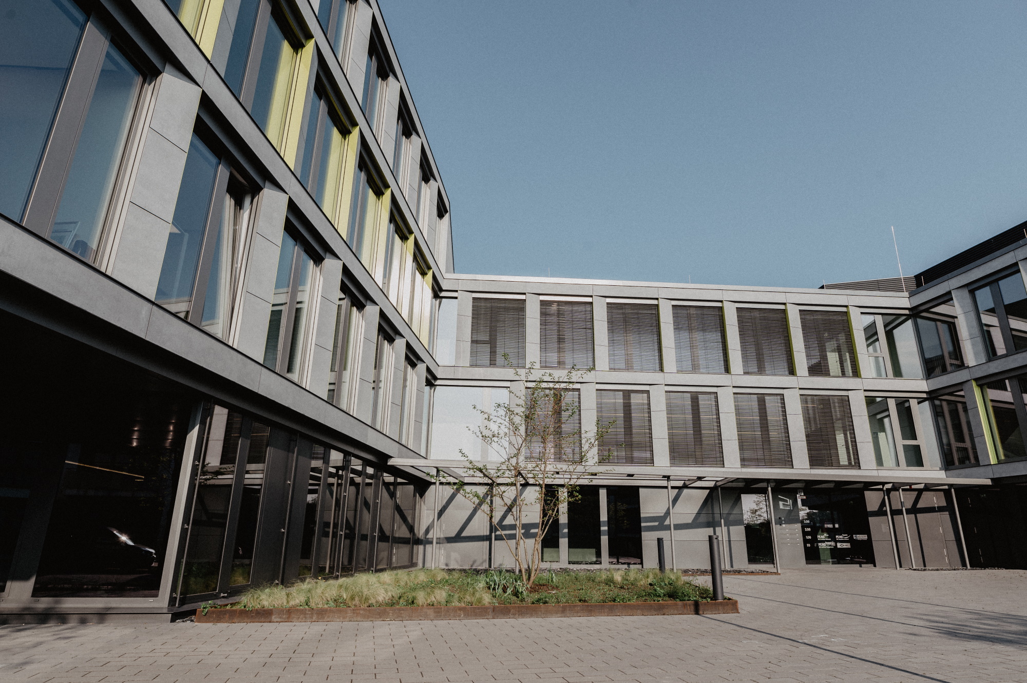 Wir machen Zukunft. Für Menschen. Die PEAG Gruppe ist Ihr strategischer Partner für Personalberatung, vermittlungsorientierte Arbeitnehmerüberlassung, Zeitarbeit, Placement und Beschäftigtentransfer sowie für Ihre Personaladministration. 