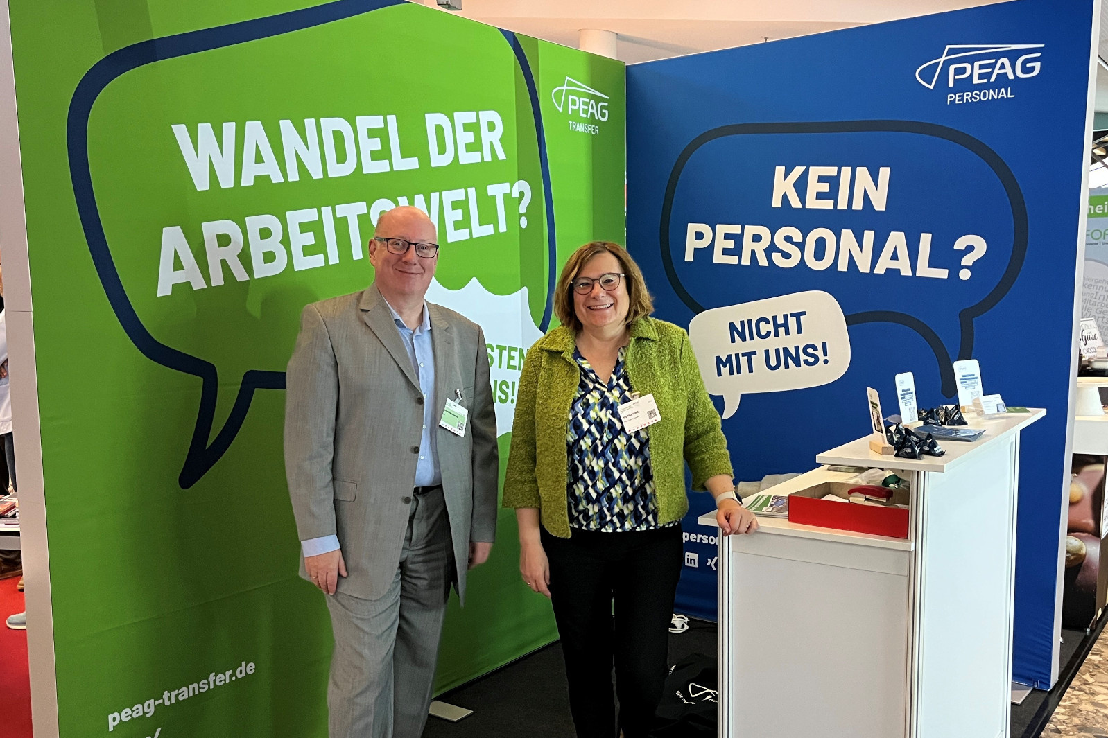 Christian Iwanowski, Tarifsekretär der IG Metall Bezirksleitung NRW, und Angelika Preiß, Sprecherin der Geschäftsführung der PEAG Transfer GmbH