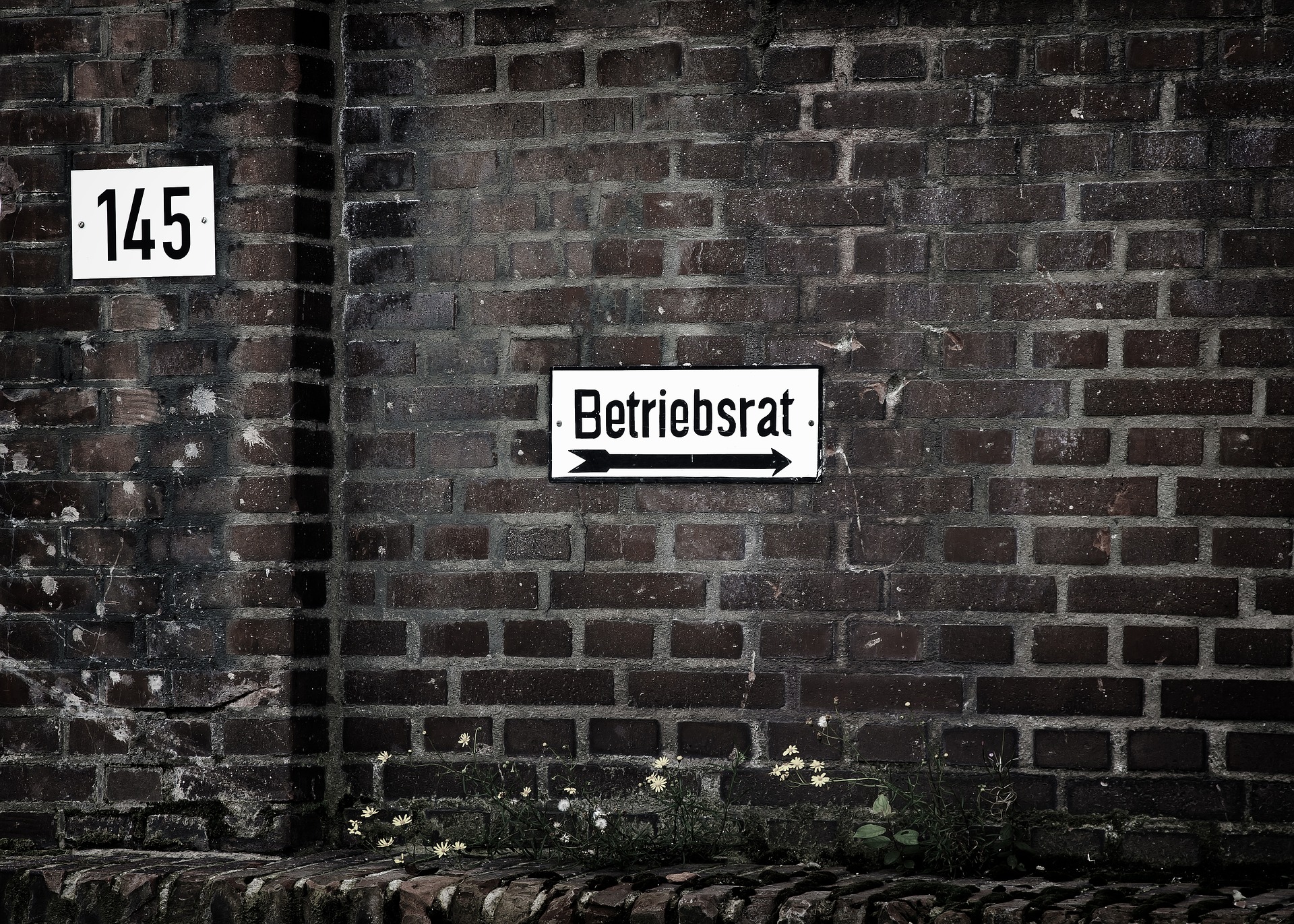 PEAG Transfer: Das Foto zeigt ein Schild an einer Mauer, das dir Richtung zum Betriebsrat weist