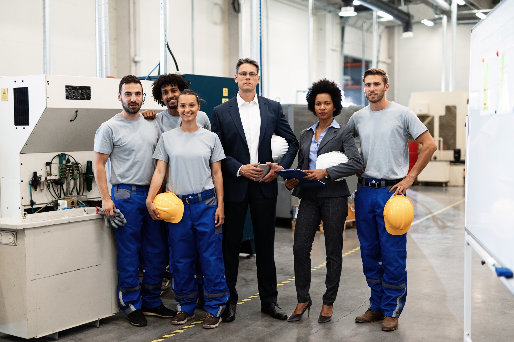 PEAG Transfer bietet langjährige Erfahrung mit Transfergesellschaften, Outplacement, Vermittlung, Weiterbildung und Rentenberatung: Das Bild zeigt ein gemischtes Team aus Führungskraft und Beschäftigten. 