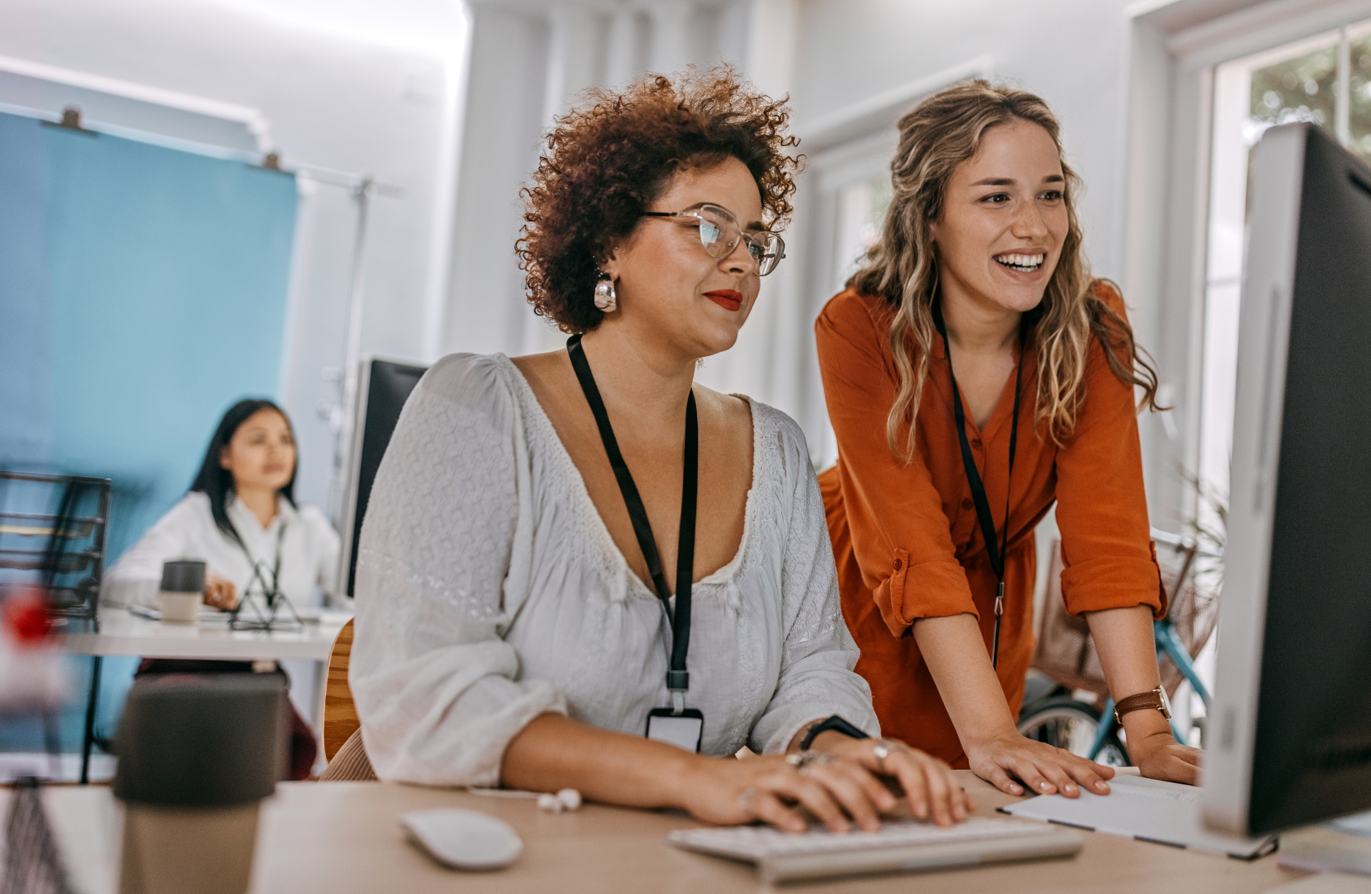 PEAG Transfer organisiert Weiterbildung: Das Bild zeigt zwei Frauen, die sich etwas auf einem Bildschirm anschauen.