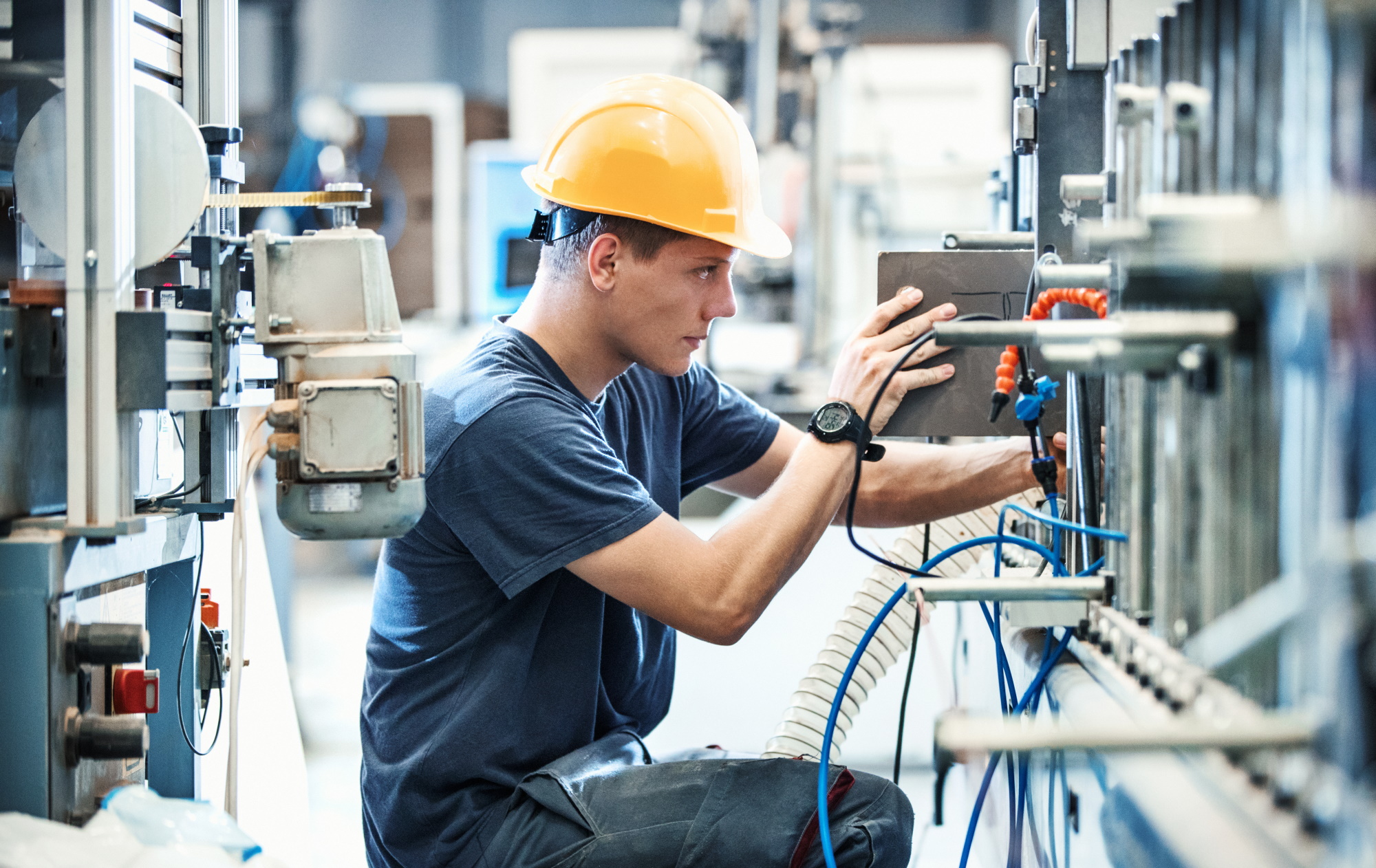 Das Bild zeigt einen Techniker mit Schutzhelm bei der Arbeit. Es steht für die Profis und Fachkräfte, die die PEAG Transfer GmbH vermittelt.